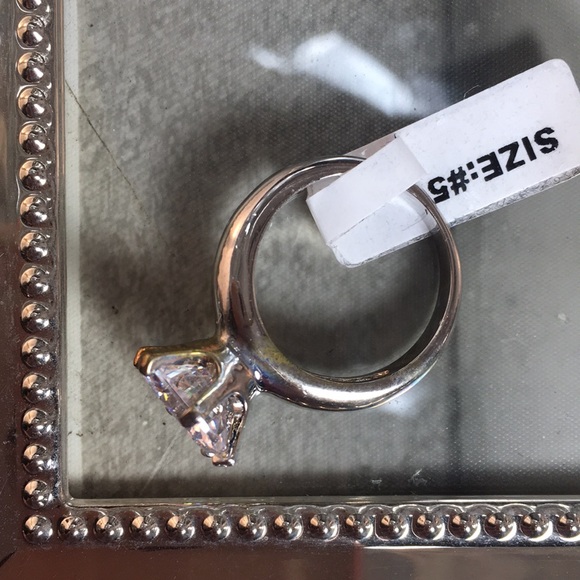 Stunning White 3.5Ct Simulated DiamondRing - Picture 4 of 4